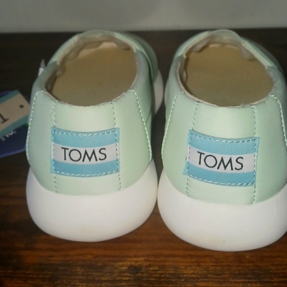 Toms - Picture 3 of 4